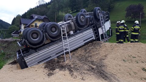 LKW Unfall B72 (Feuerwehren Strallegg und Fischbach)